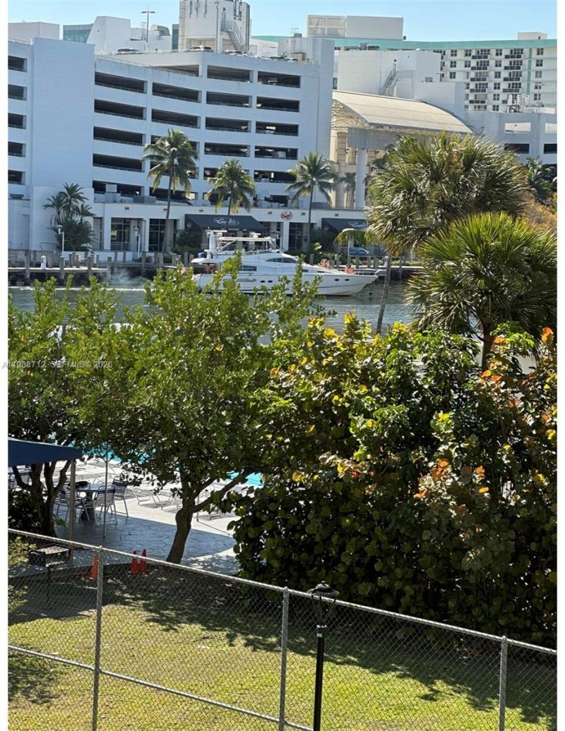 600 E Parkview Dr, Unit 316, Hallandale Beach, FL 33009 Photo
