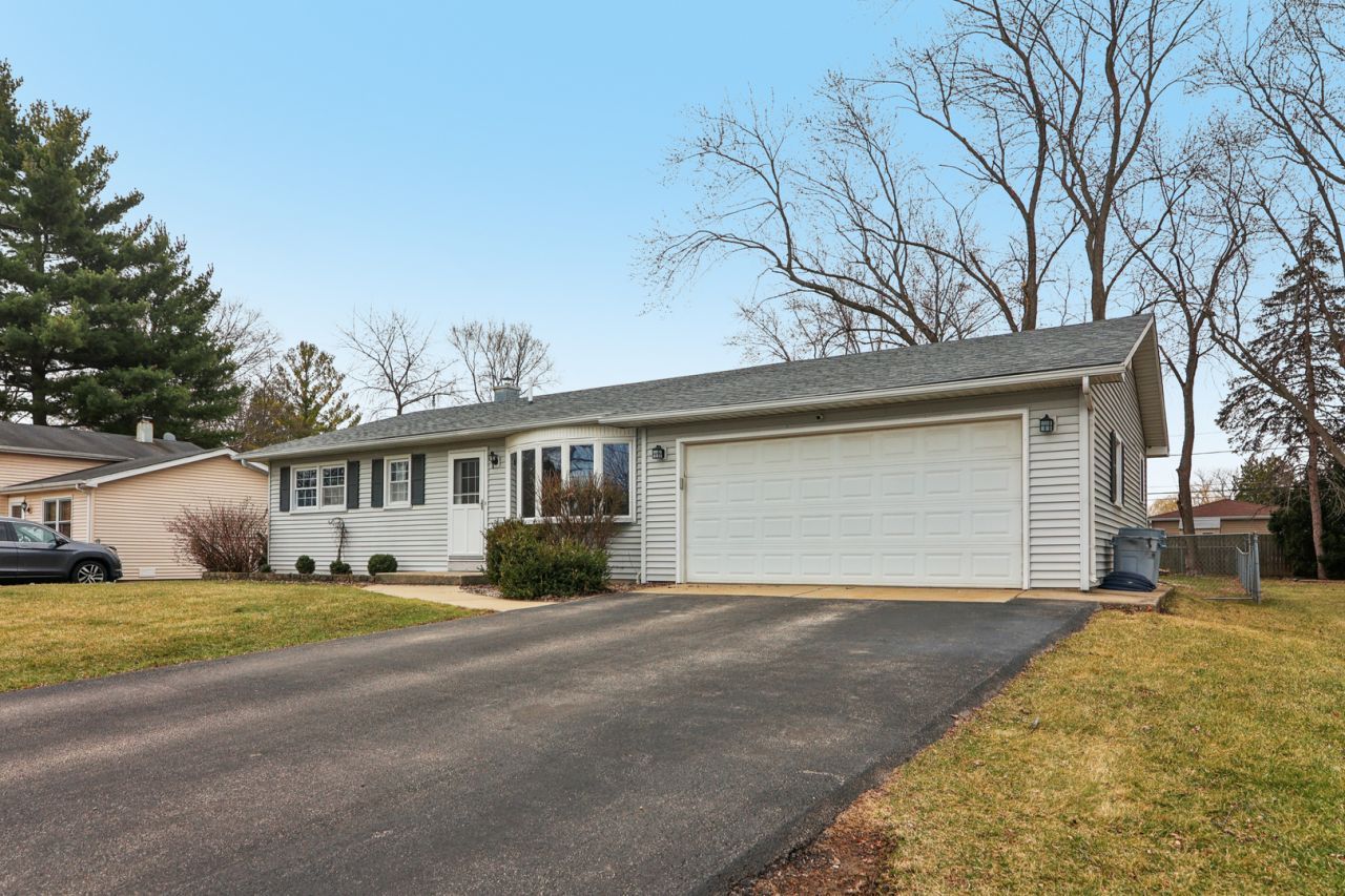 1903 Hazelwood Drive, Lindenhurst, IL 60046 Main Photo