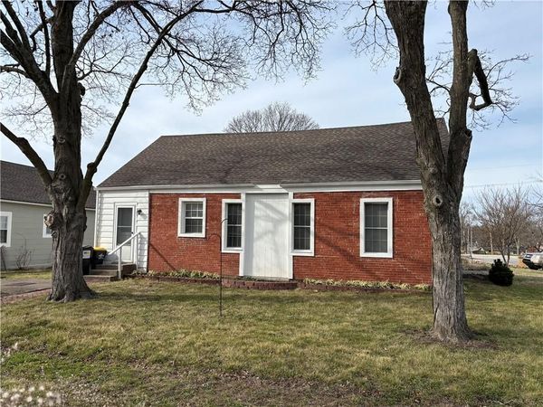 8 S Mulberry Street, Louisburg, KS 66053