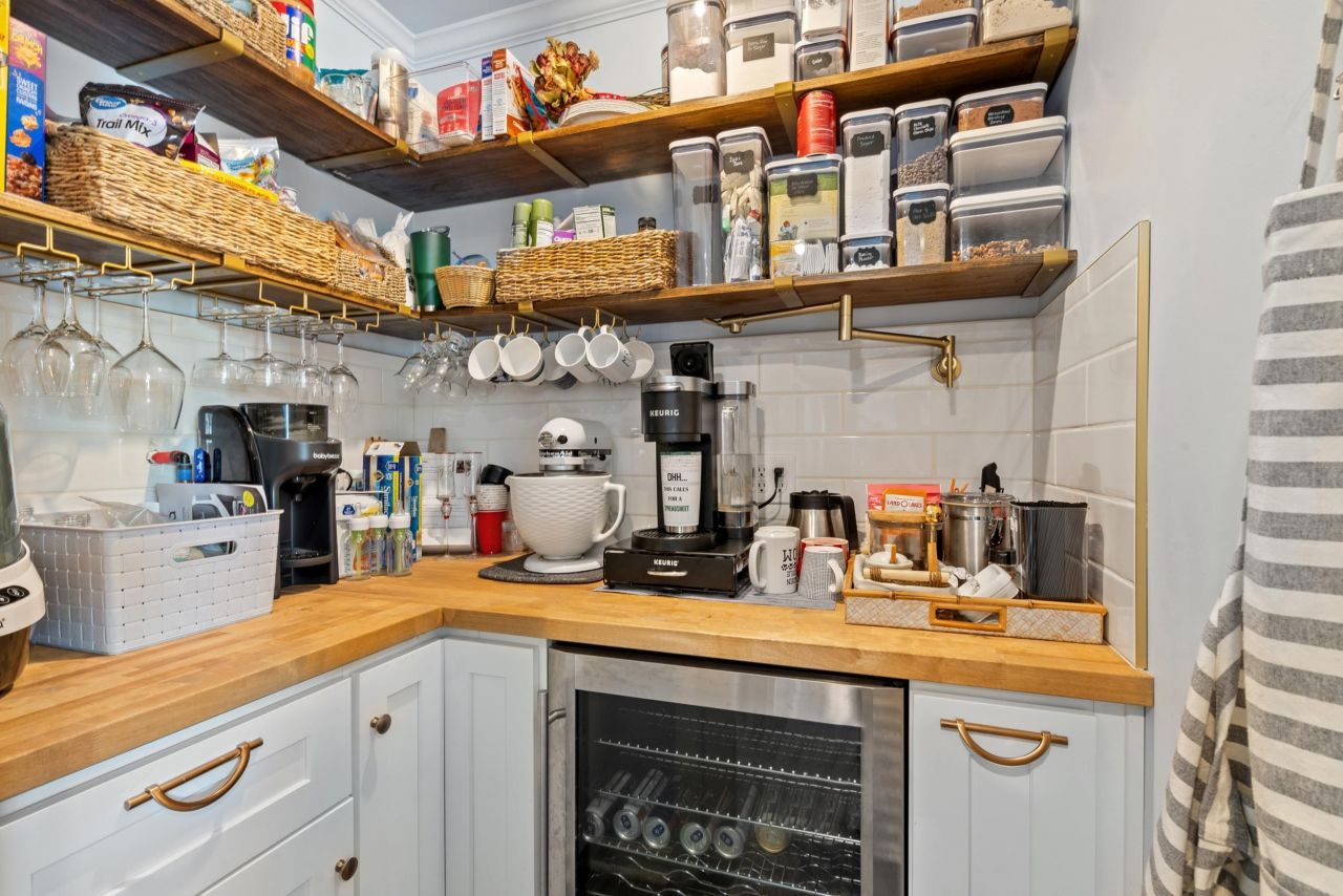 920 Akron St. Photo 10