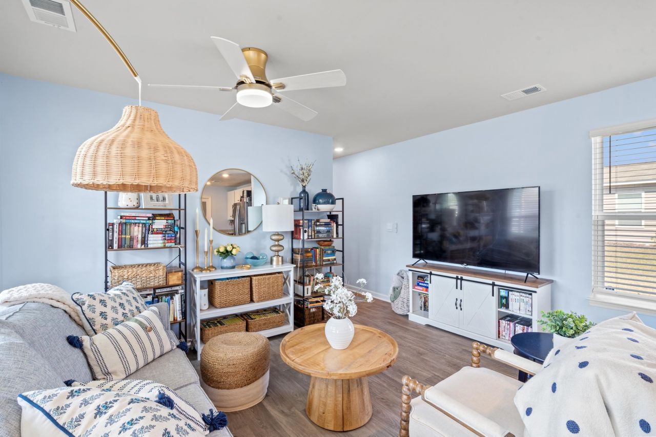 920 Akron St. Photo 12