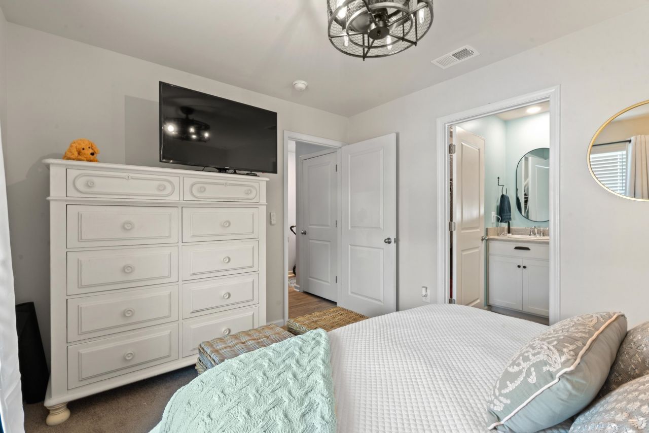 920 Akron St. Photo 16