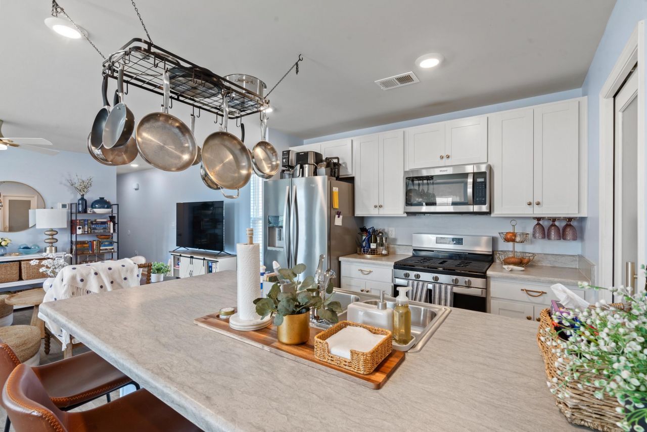 920 Akron St. Photo 5