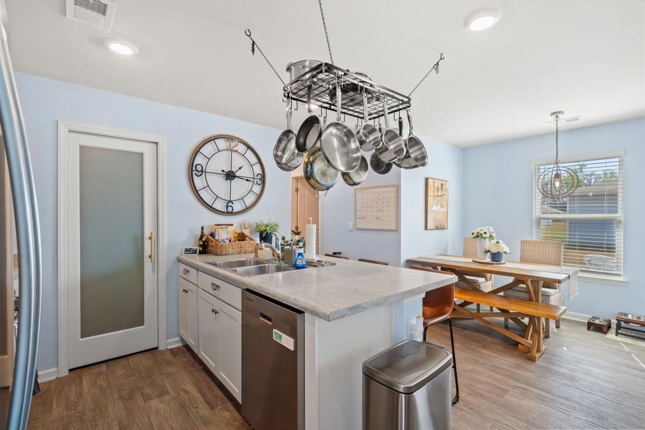 920 Akron St. Photo 6