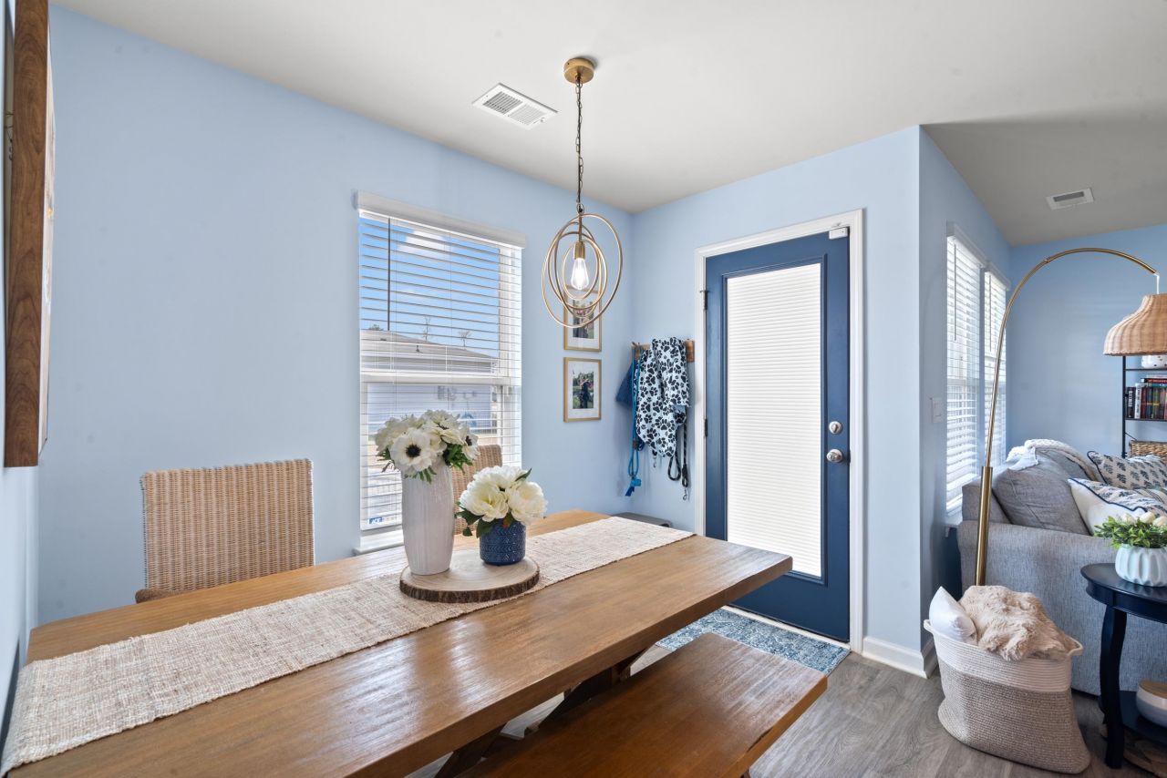 920 Akron St. Photo 7