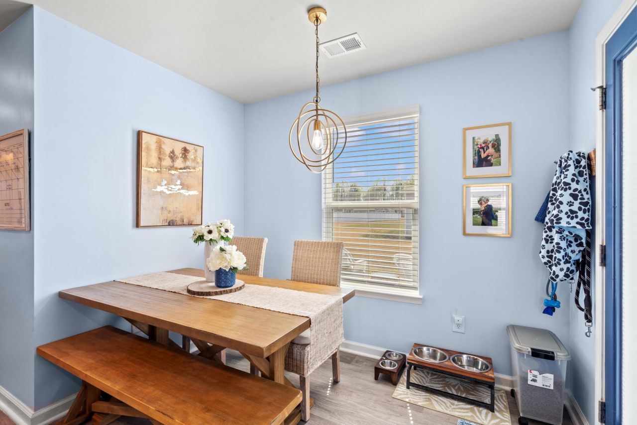 920 Akron St. Photo 8