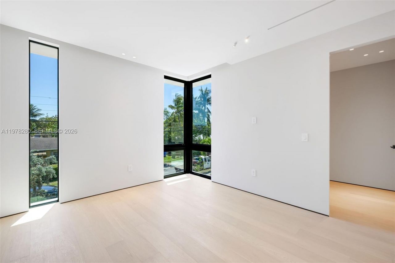 3457 Oak Ave , Miami, FL 33133 Photo