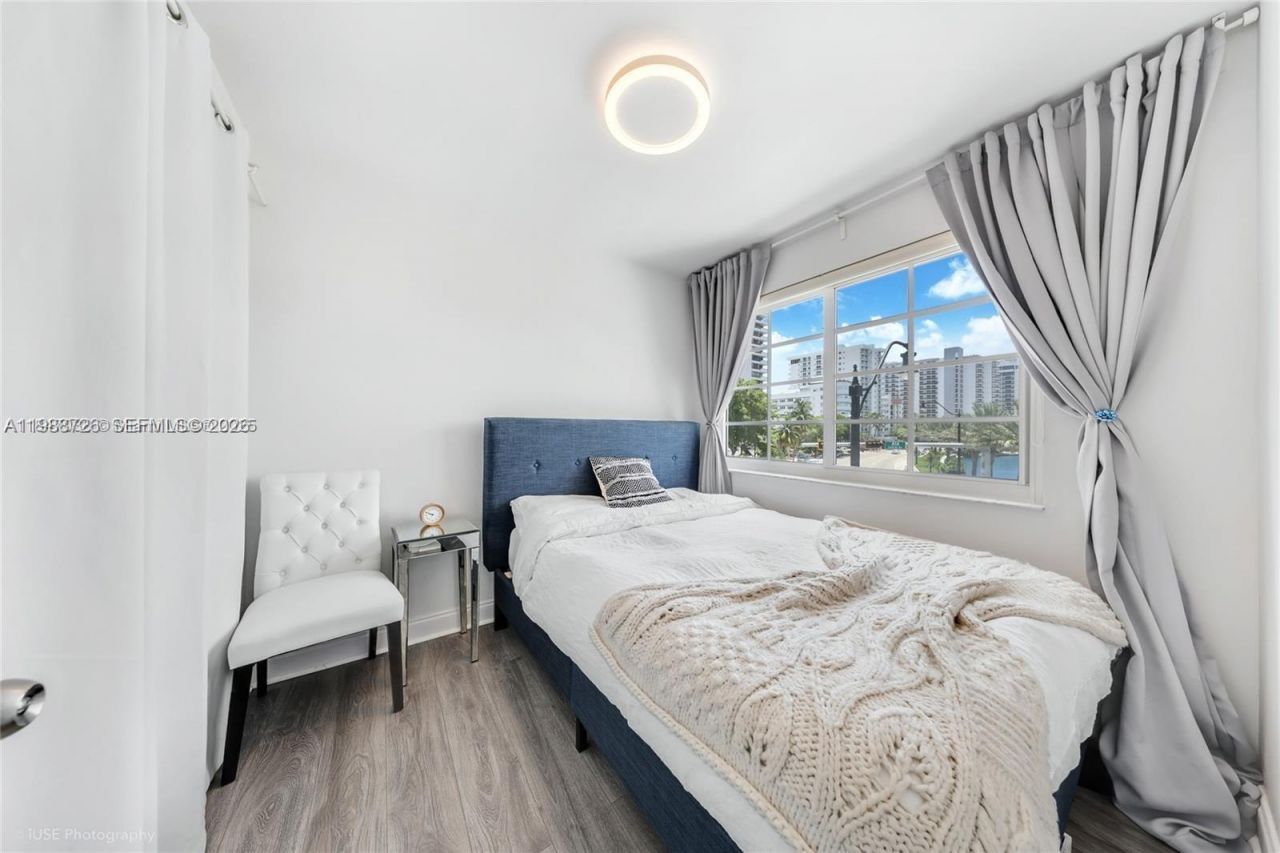 2600 Collins Ave , Unit 307, Miami Beach, FL 33140 Photo