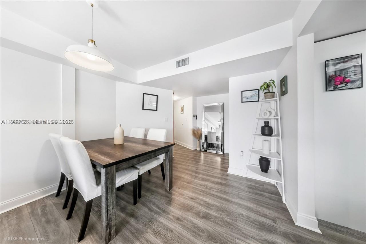 2600 Collins Ave , Unit 307, Miami Beach, FL 33140 Photo