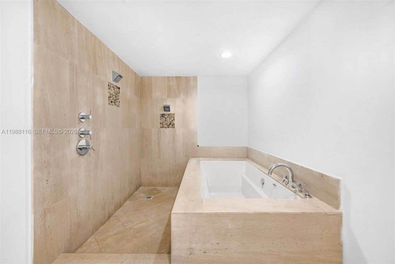 5875 Collins Ave , Unit 906, Miami Beach, FL 33140 Photo