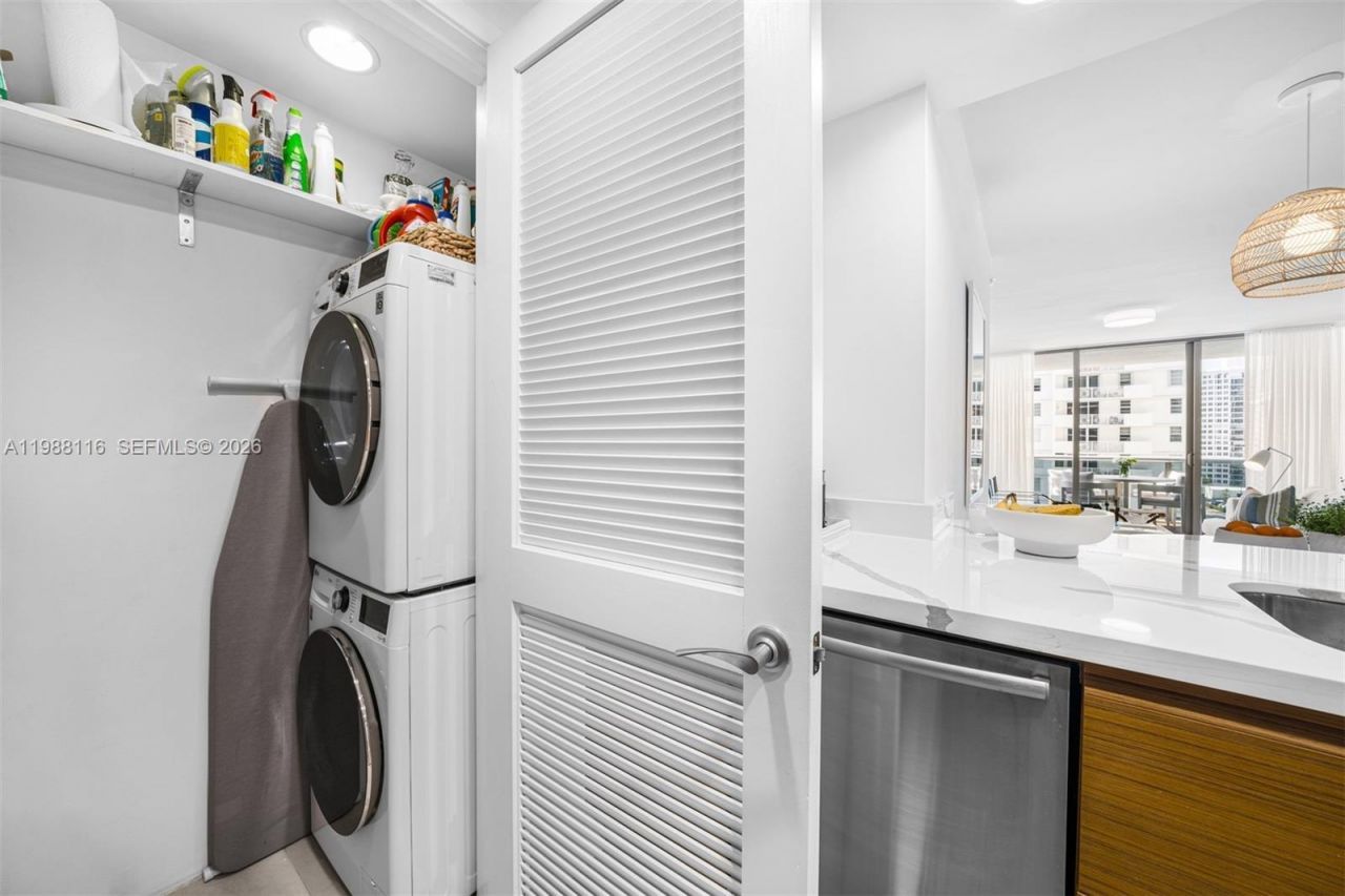 5875 Collins Ave , Unit 906, Miami Beach, FL 33140 Photo