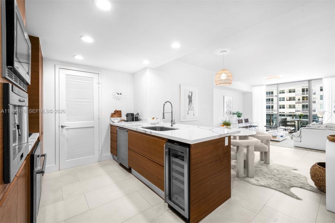 5875 Collins Ave , Unit 906, Miami Beach, FL 33140 Photo