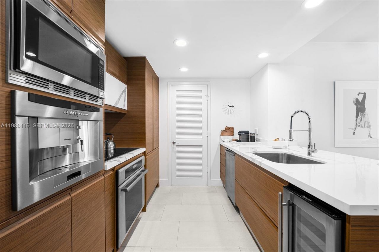 5875 Collins Ave , Unit 906, Miami Beach, FL 33140 Photo