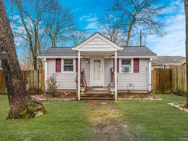 16 Rexmere Avenue, Farmingville, NY 11738
