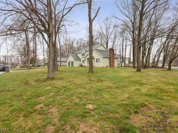 2 Grenoble Ct, Old Bridge, NJ 07747