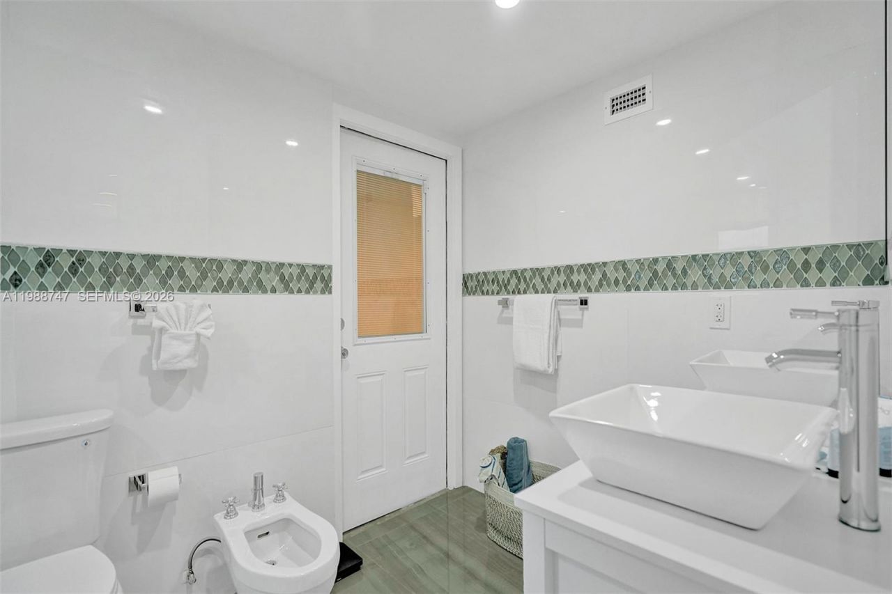 1800 N Victoria Park Rd , Fort Lauderdale, FL 33305 Photo