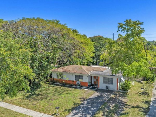 1300 NE 137th St , North Miami, FL 33161