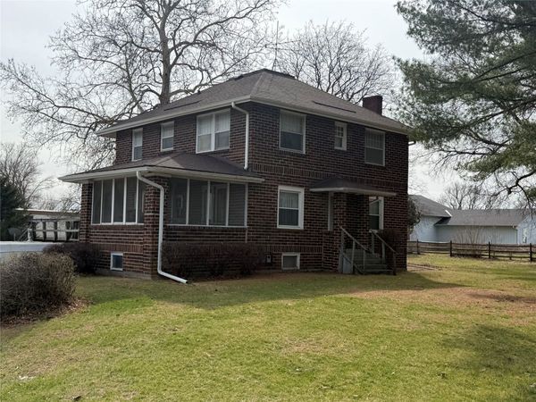 1706 W Summit Street, Winterset, IA 50273