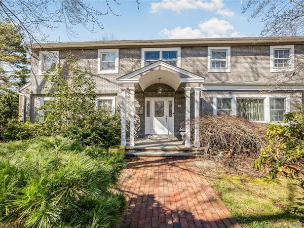 18 Woodland Road , Roslyn, NY 11576