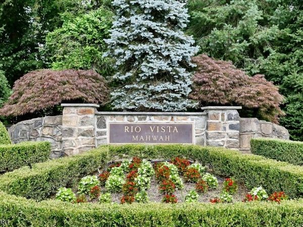 34 Crocker Mansion Dr, Mahwah, NJ 07430