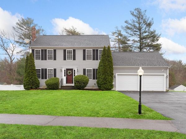 140 Powhattan Dr, Taunton, MA 02718