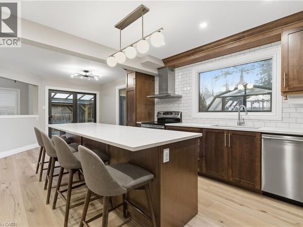 380 CHURCHILL Court, Unit B, Waterloo, ON N2L6B4