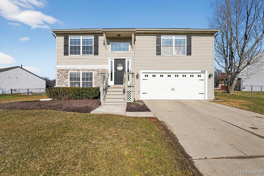1035 Parkview Street, Fenton, MI 48430 Main Photo