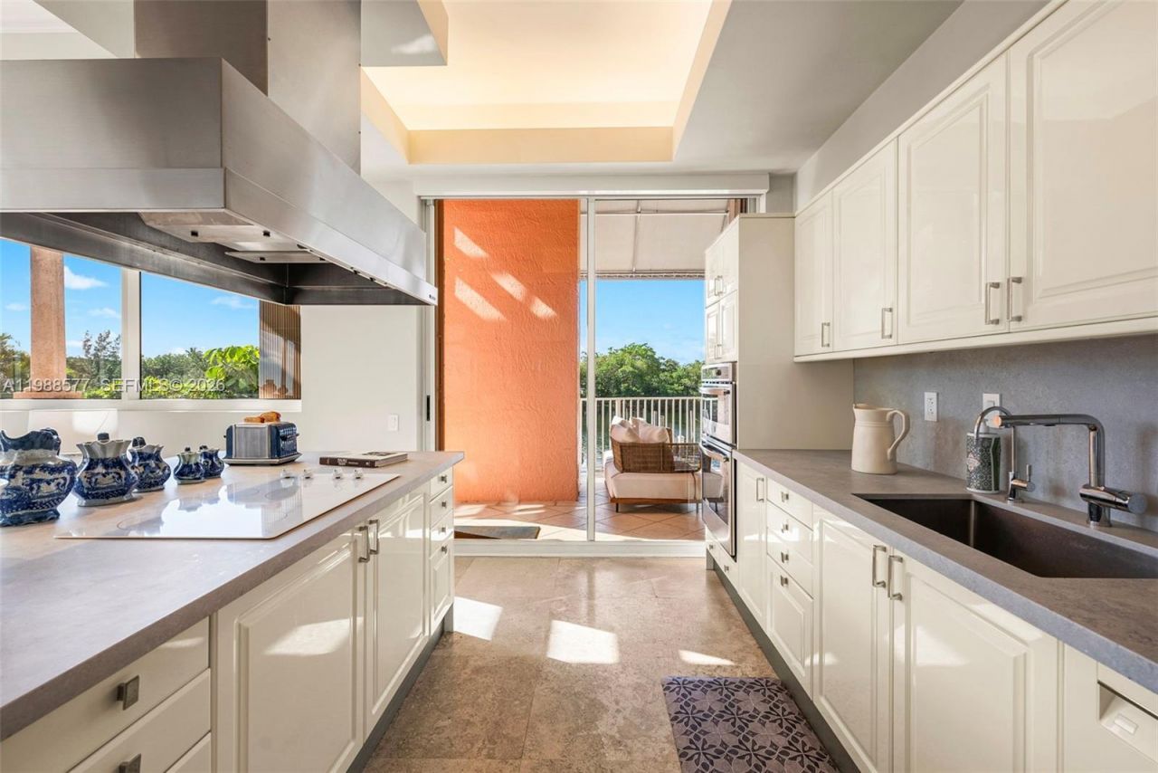 10 Edgewater Dr , Unit Lanai Sout, Coral Gables, FL 33133 Photo