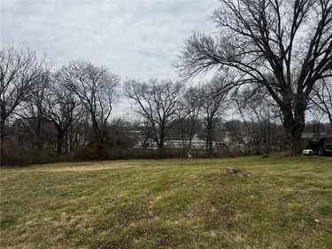 8 NE 70th Place, Kansas City, MO 64118