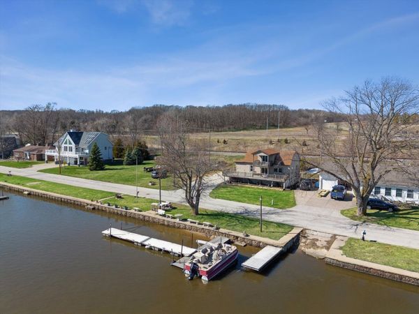 1811 Canal Shore Drive , Le Claire, IA 52753