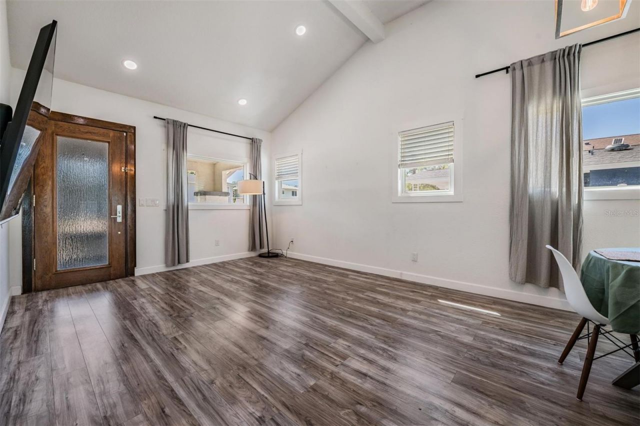 1875 Michigan Avenue Ne, Saint Petersburg, FL 33703 Photo