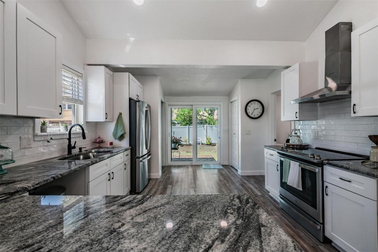 1875 Michigan Avenue Ne, Saint Petersburg, FL 33703 Photo