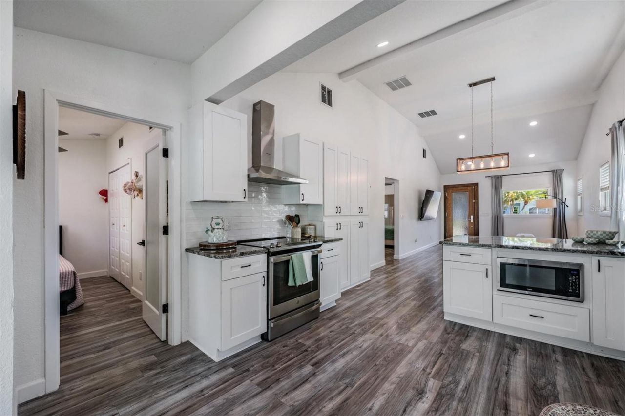 1875 Michigan Avenue Ne, Saint Petersburg, FL 33703 Photo