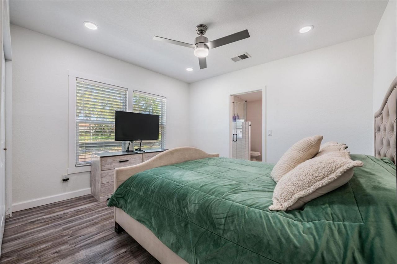 1875 Michigan Avenue Ne, Saint Petersburg, FL 33703 Photo