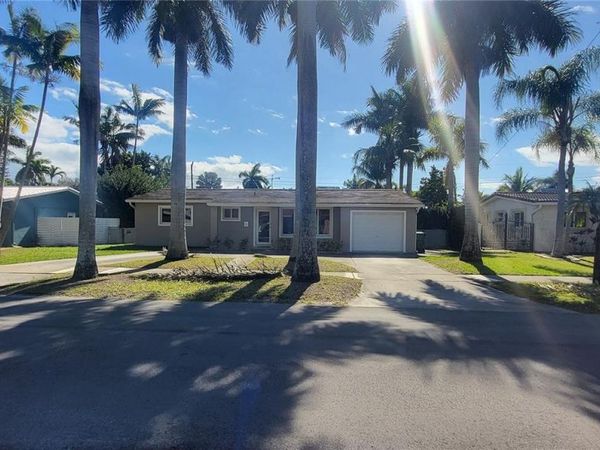 1016 NE 5th St , Hallandale Beach, FL 33009