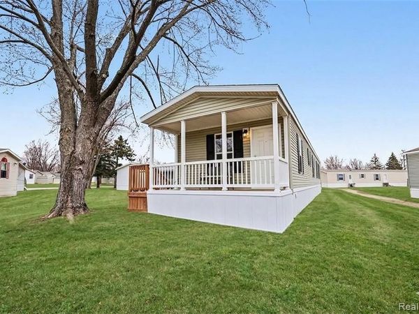 49611 Au Lac Dr E, Macomb Twp, MI 48051