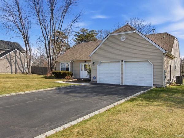 11 Royal Drive, Coram, NY 11727