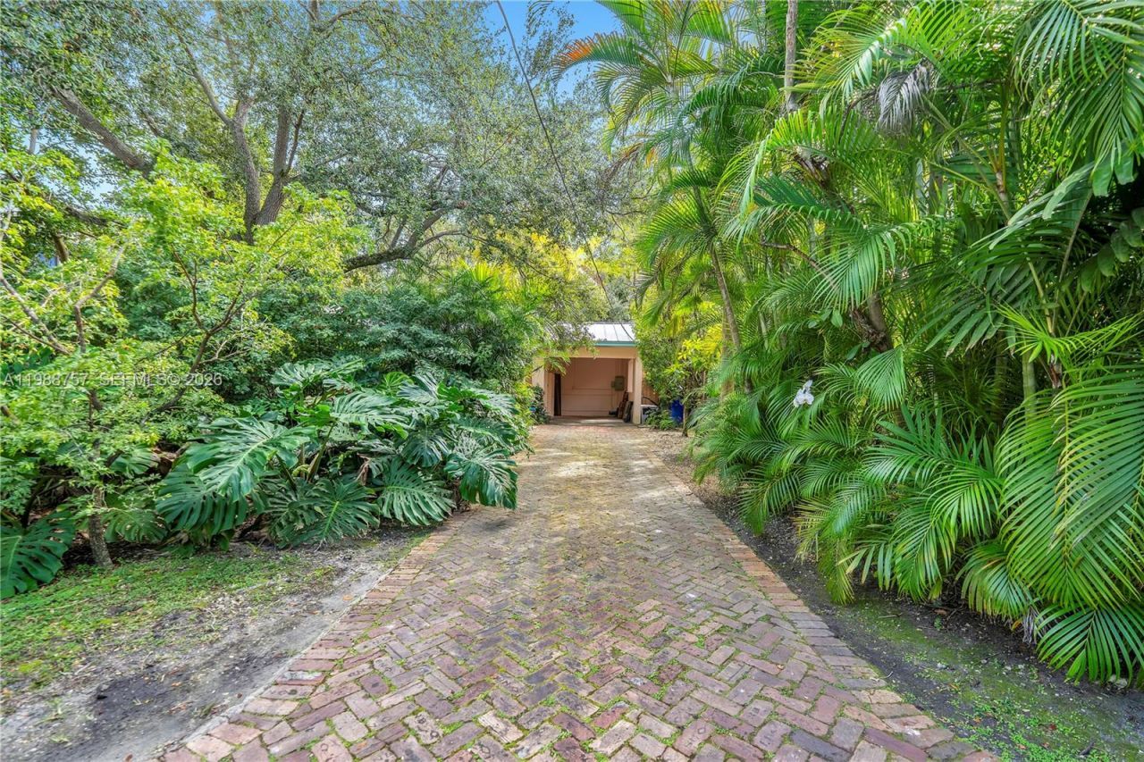 2496 - 2490 Abaco Avenue , Miami, FL 33133 Photo