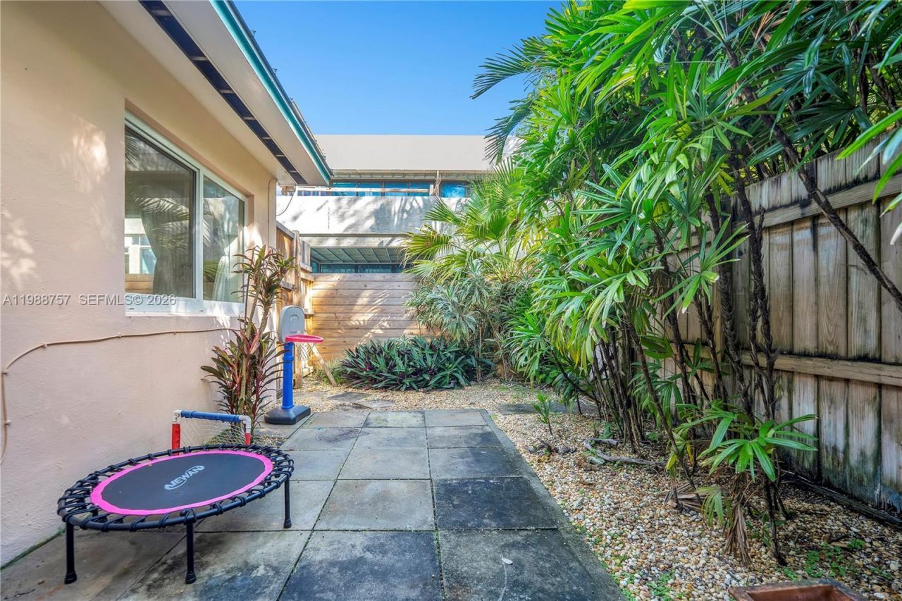 2496 - 2490 Abaco Avenue , Miami, FL 33133 Photo