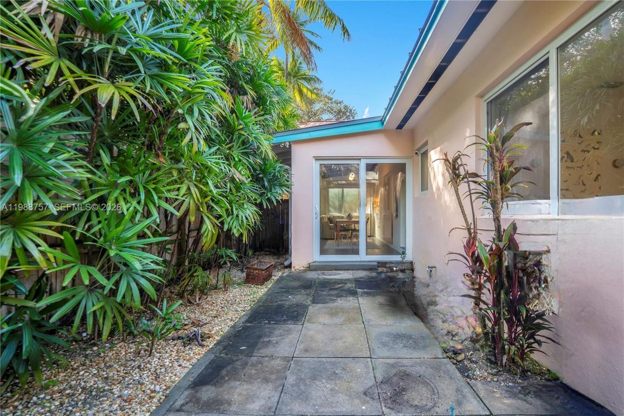 2496 - 2490 Abaco Avenue , Miami, FL 33133 Photo