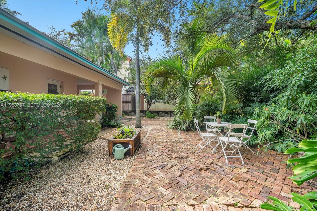 2496 - 2490 Abaco Avenue , Miami, FL 33133 Photo