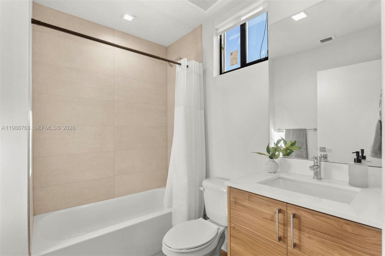 1376 SW 4th St, Unit 3, Miami, FL 33135 Photo