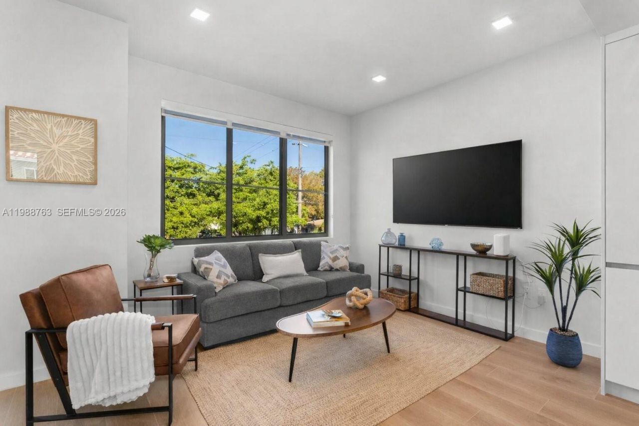 1376 SW 4th St, Unit 3, Miami, FL 33135 Photo