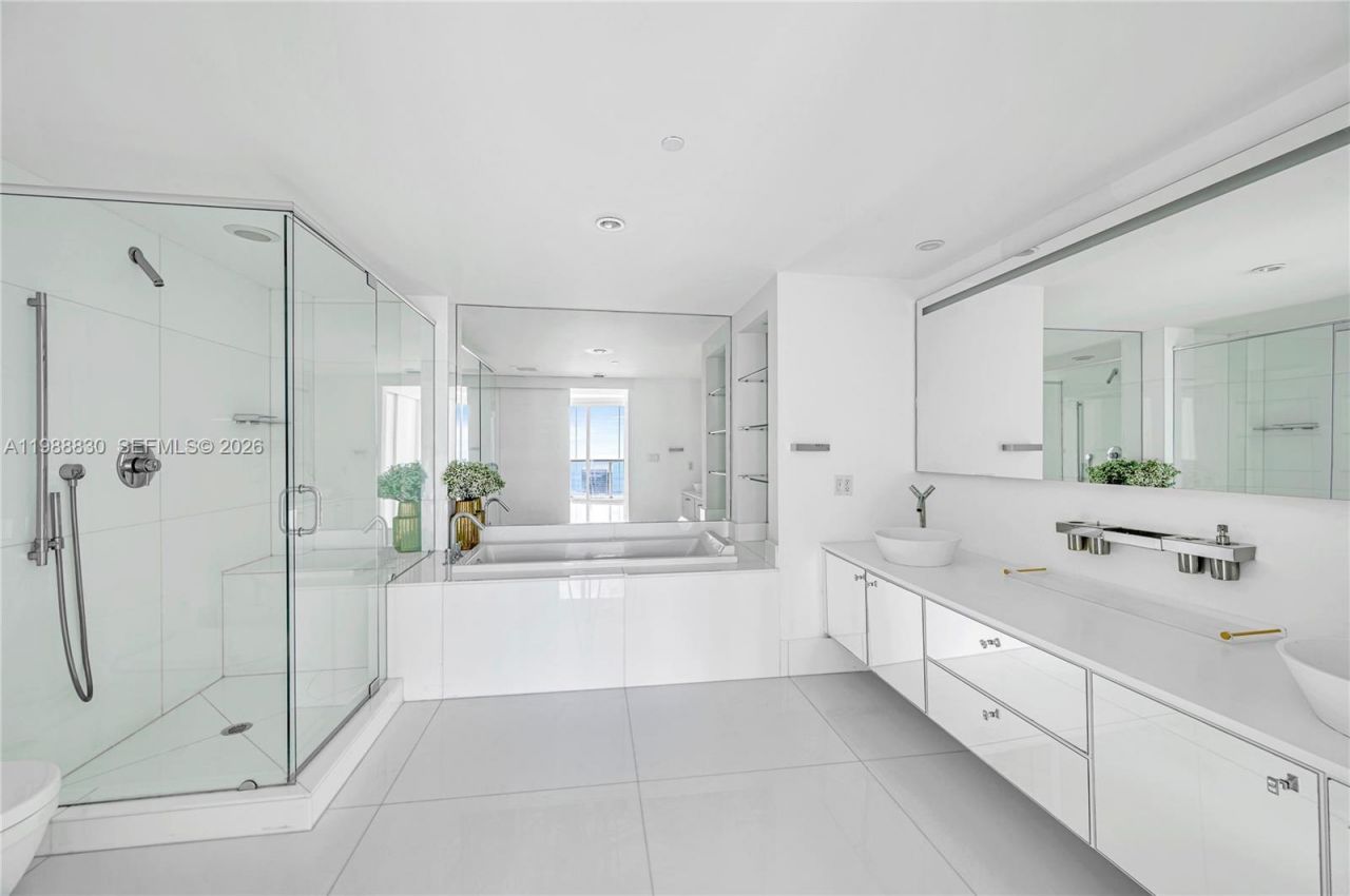 495 Brickell Ave , Unit 5601, Miami, FL 33131 Photo