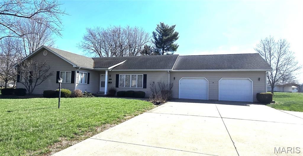 1 Westwood Drive, Hillsboro, IL 62049 Main Photo