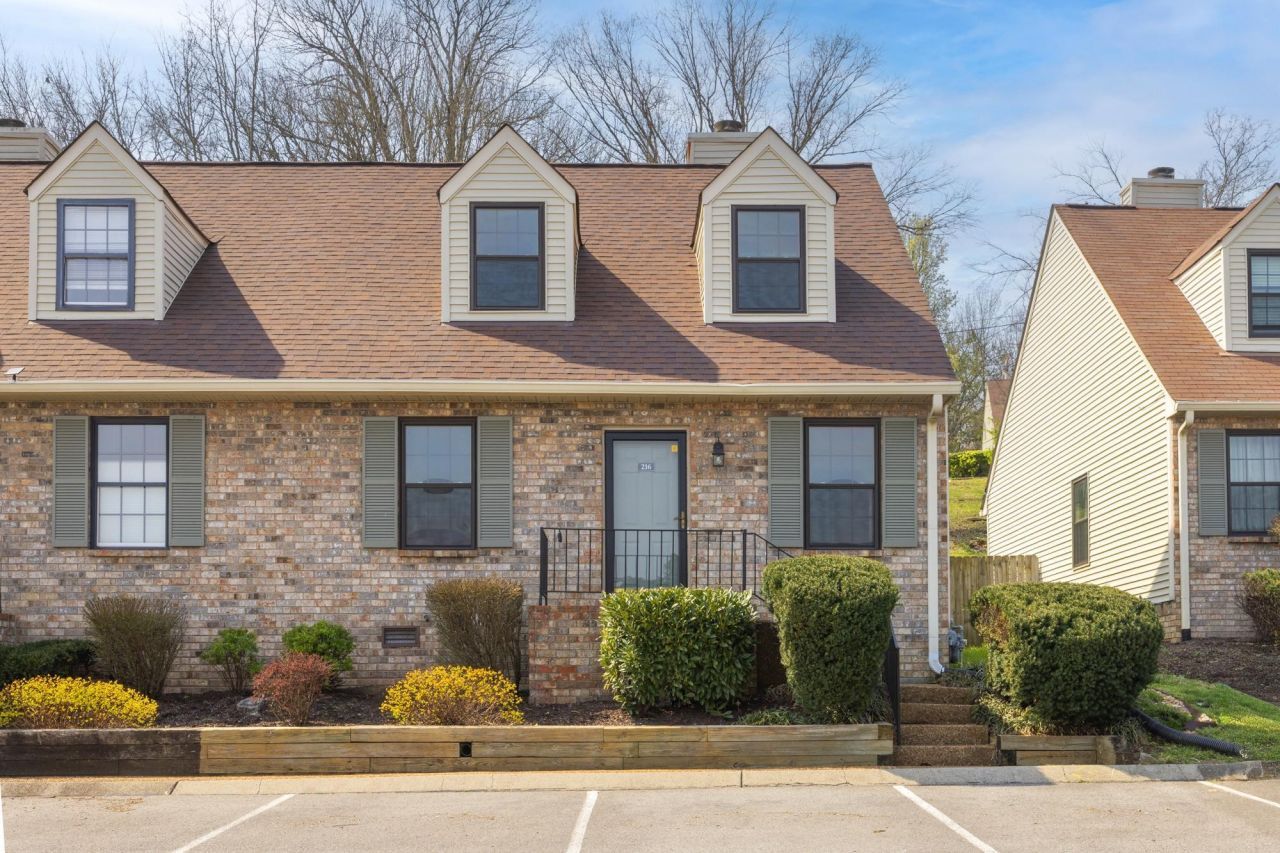 216 Deerpoint Ct, Hendersonville, TN 37075 Main Photo