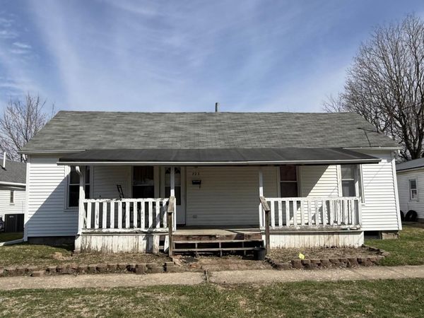 723 S 3RD Avenue, Canton, IL 61520