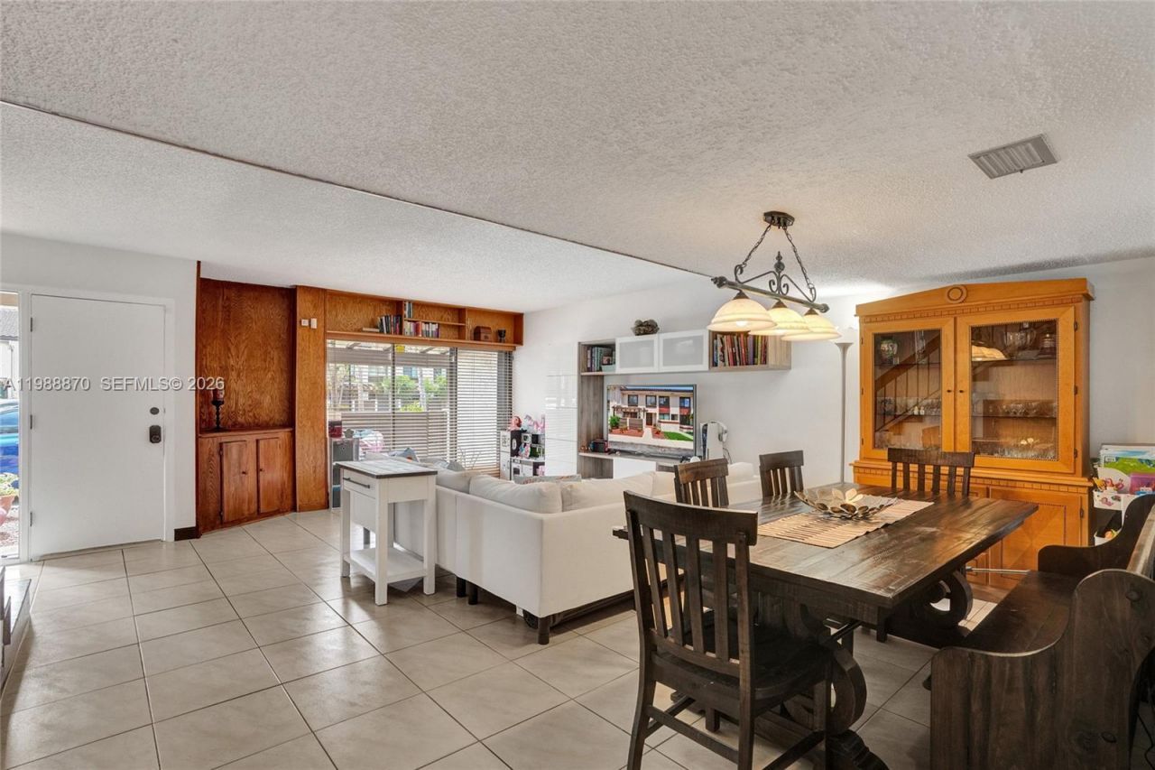 16465 NE 26th Ave, Unit 18, North Miami Beach, FL 33160 Photo