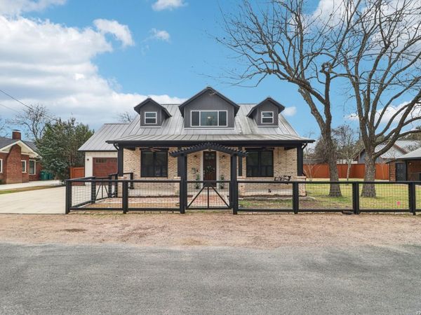 115 E Evergreen, Boerne, TX 78006