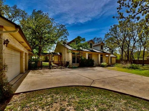 105 Oak Plaza DR, Georgetown, TX 78628